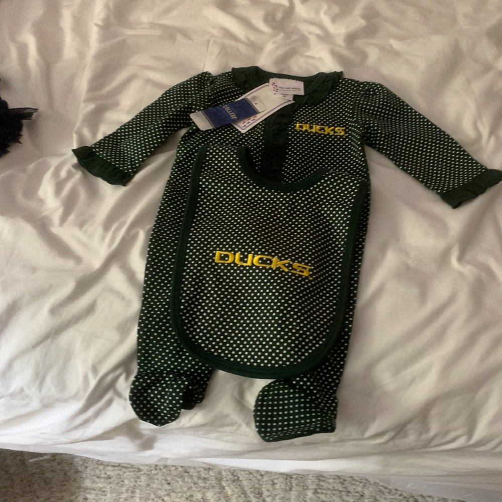 ONE PIECE SLEEPER AND MATCHING BIB   NWT  6M COLLEGIATE